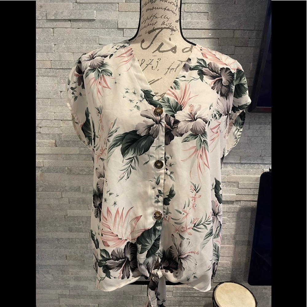 NWT Sienna Sky Hawaiian floral print top. It has a tie detail on the front.